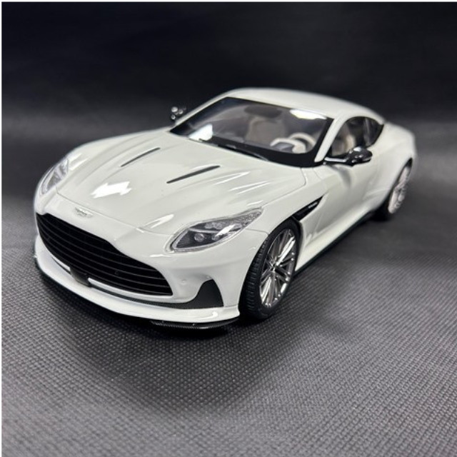 [MDL] 1/18 アストンマーティン DB12 ホワイト(蓄光) 交換用ホイール付属 完成品 ミニカー(8250628YG) XiaoGuang MODEL