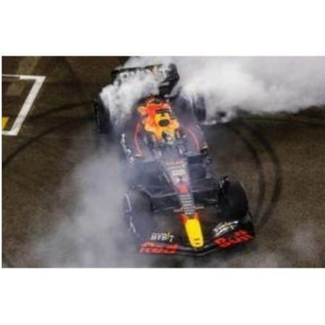 [MDL] 1/43 Oracle Red Bull Racing RB18 Oracle Red Bull Racing Winner Abu Dhabi 2022 (Bigger base with tyre marks) Max Verstappen #1 ミニカー(S8553) SPARK